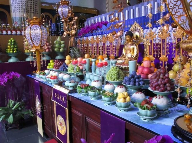 果洛寺院金色供果盘